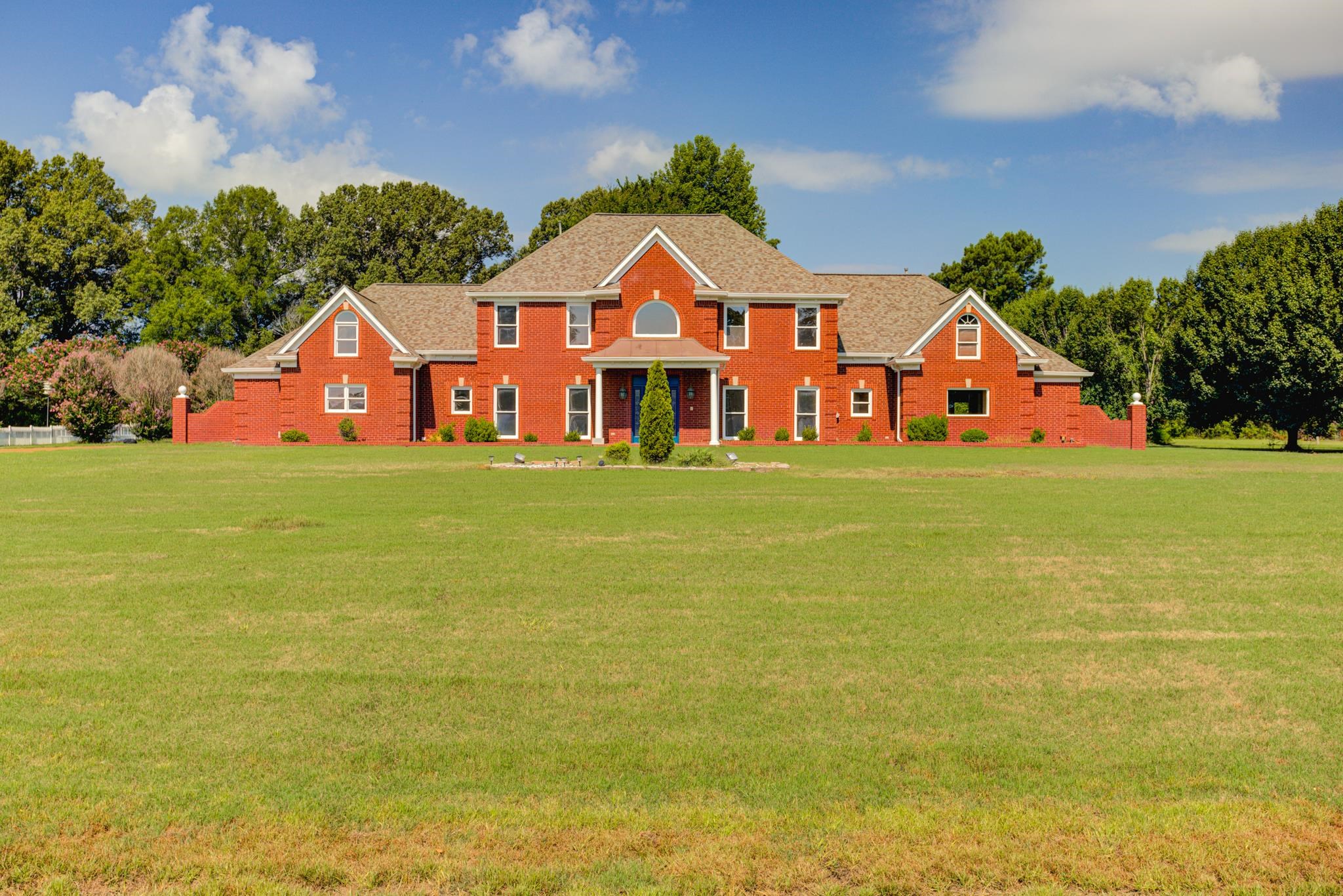 Colonial house featuring a front yard