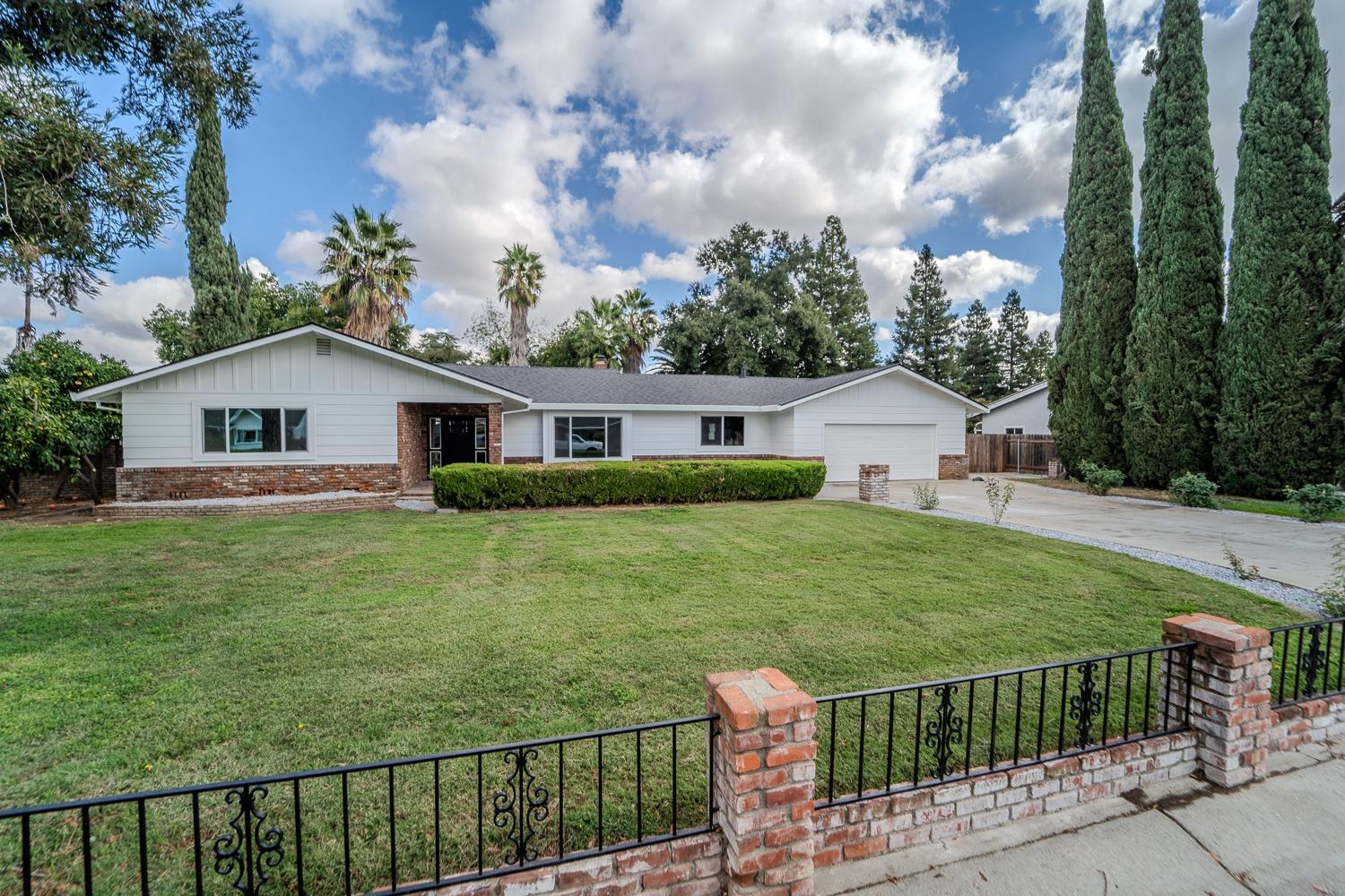 a view of a house with backyard