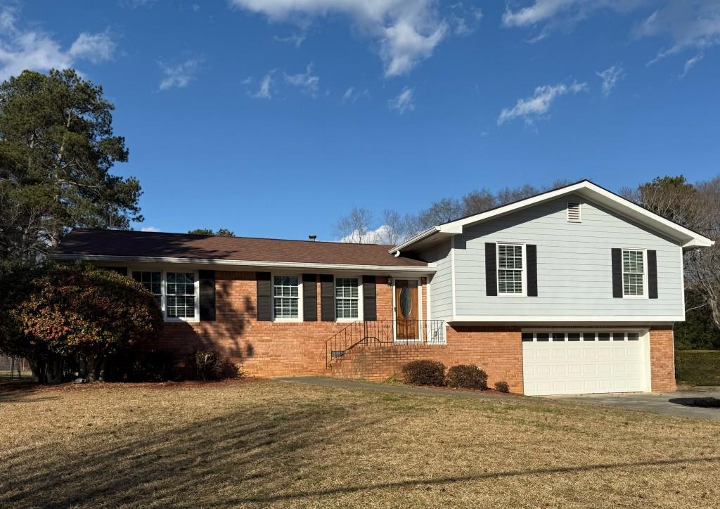 a view of a house with a yard