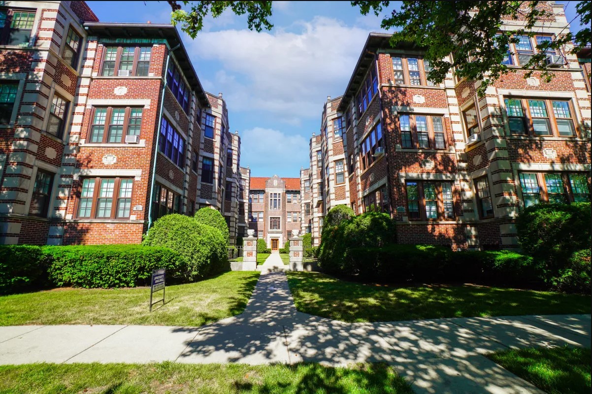 a view of a apartment building and a yard