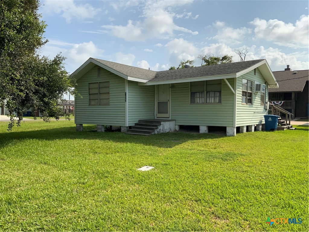 a view of a house with backyard