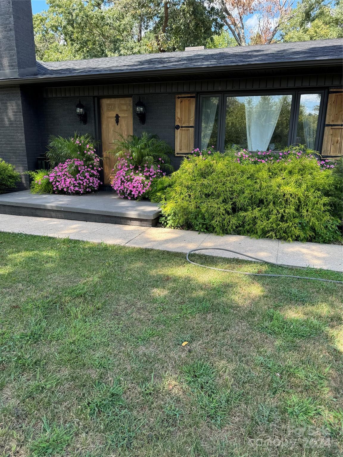 a view of a house with fountain in front of it