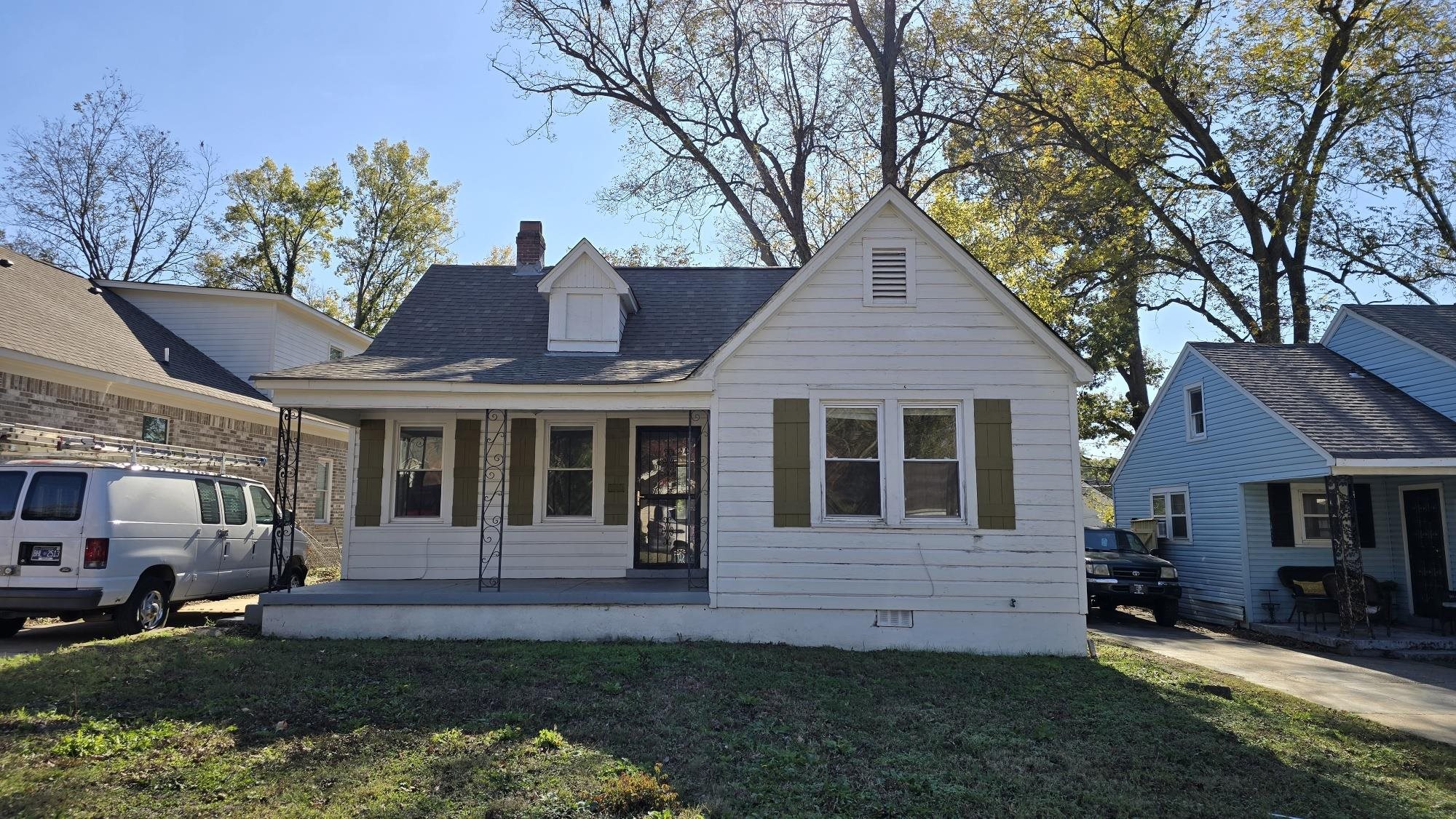 View of front of property featuring a porch and a front lawn