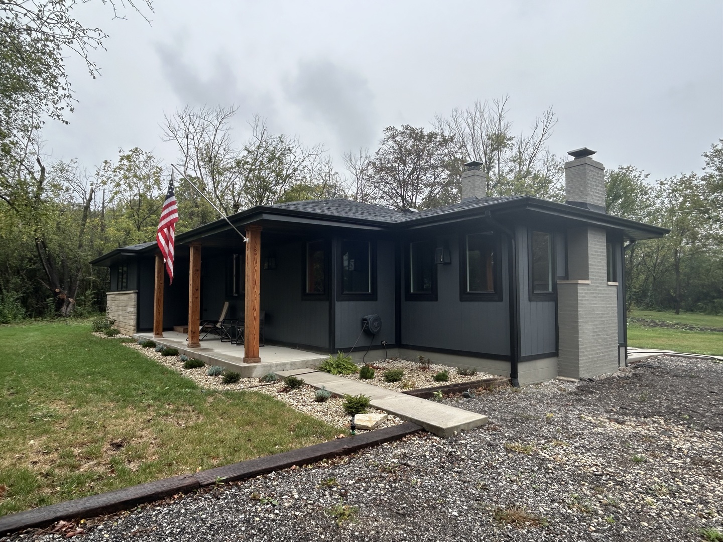 a view of a house with backyard