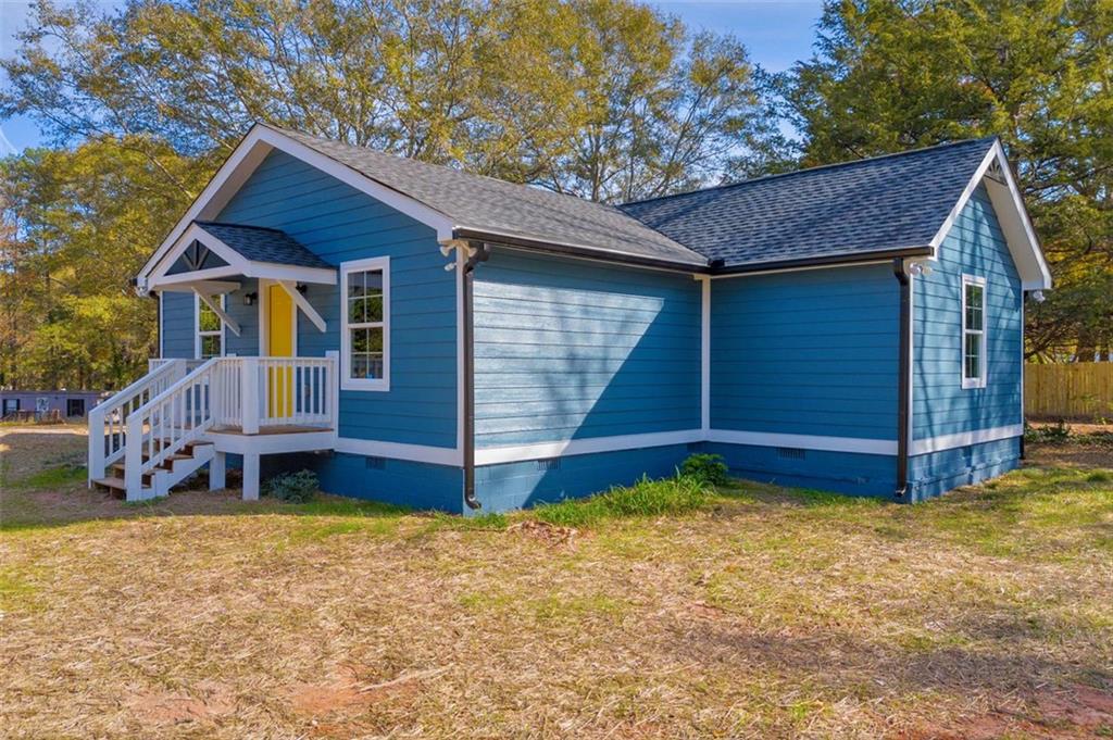 a view of front of a house with a yard