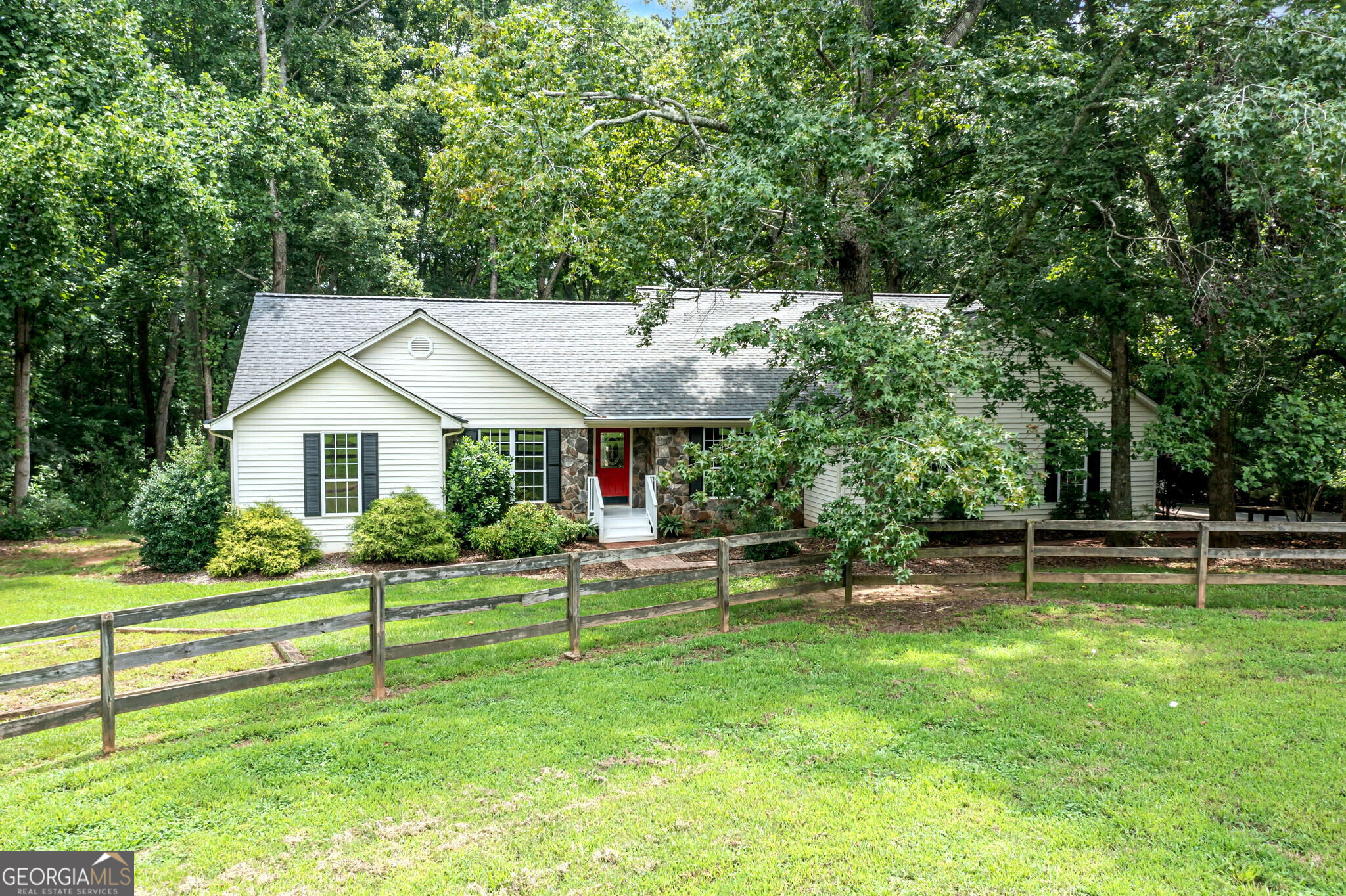 a view of a house with a yard