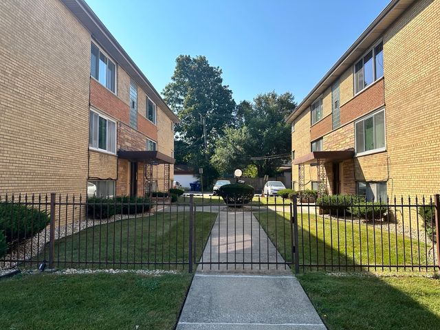 $59,900 | 2239 119th Street, Unit 1E | Blue Island