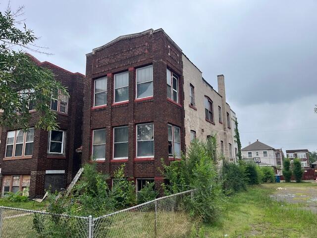 a large brick building has windows on it