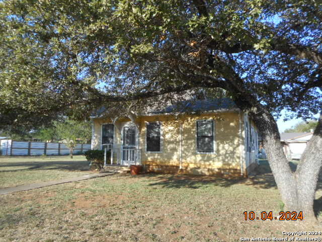 a view of a yard with a tree