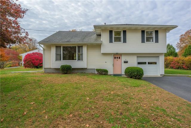 $449,900 | 9 Cambridge Drive | Red Hook Village