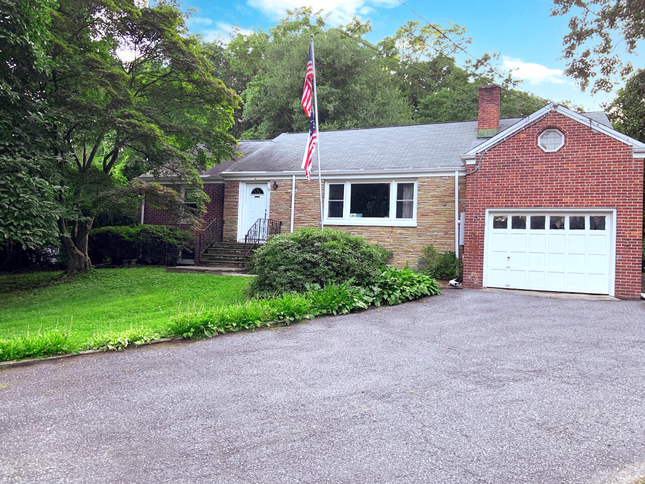 a view of a yard in front of a house