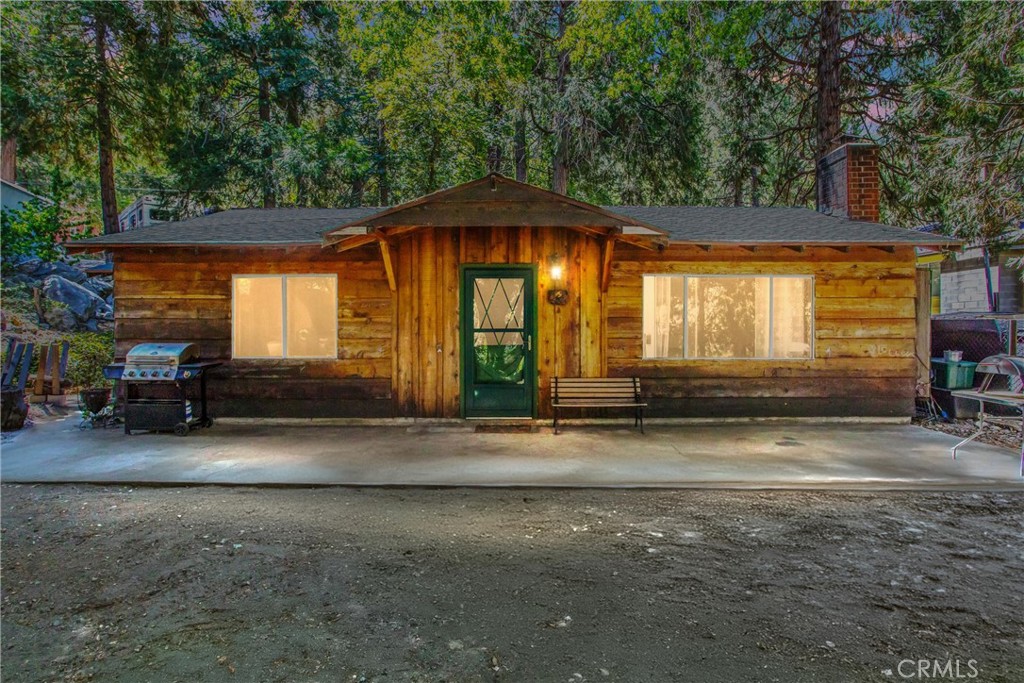 a view of a house with backyard and parking area