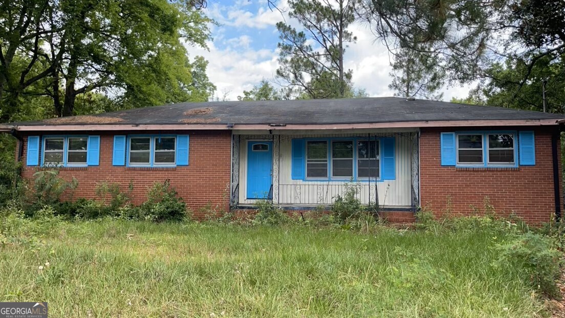 a view of house with front yard