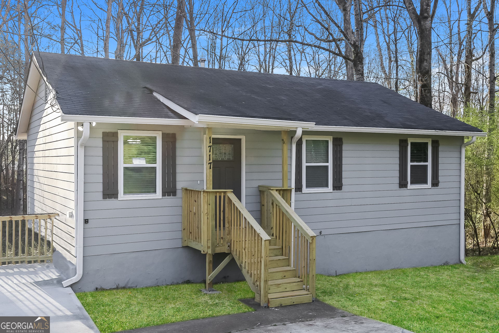 a view of a house with a yard