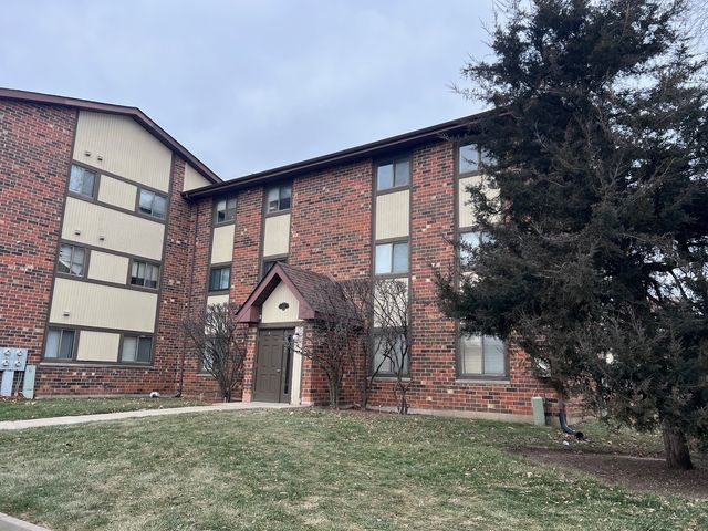 $1,700 | 417 Berkshire Drive, Unit 36 | Crystal Lake