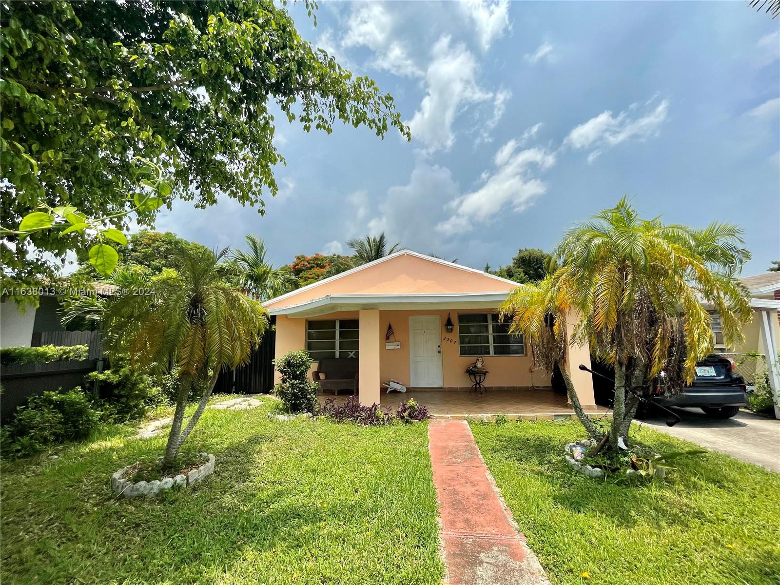 a view of a house with a backyard