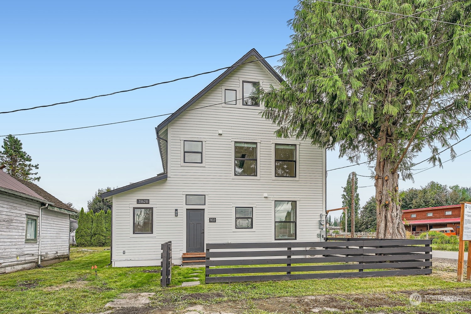 a view of a house with a yard