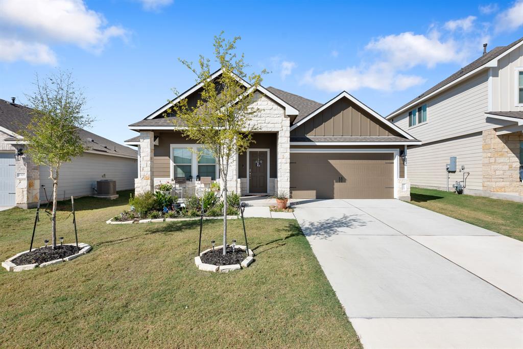 a view of a house with backyard and garden