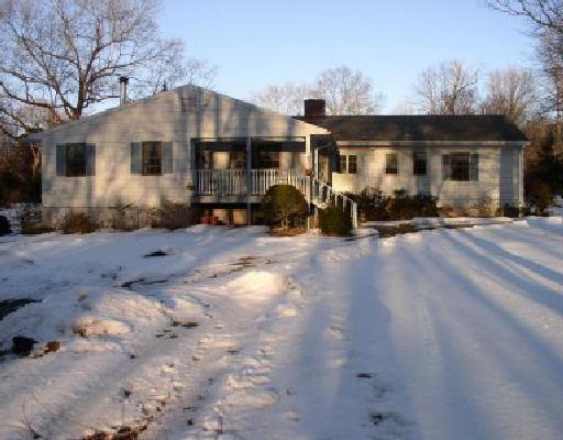 a view of a house with backyard