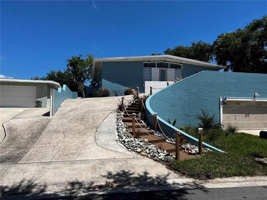 a view of a house with backyard