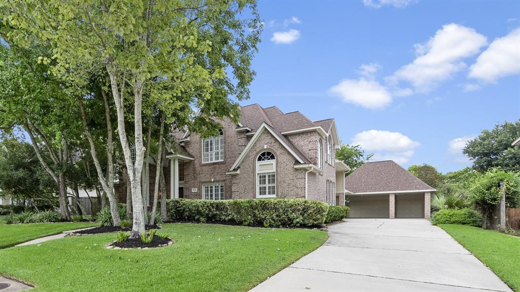 Stunning brick home with mature landscaping with 3-car garage and porte cochere located in a cul de sac with greenbelt access. The greenbelt trails run over 75 miles througout the Kingwood community.