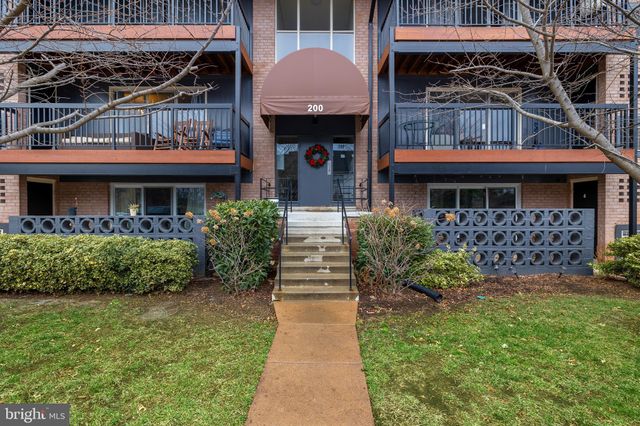 $388,000 | 200 Park Terrace Court Southeast, Unit 6 | Vienna