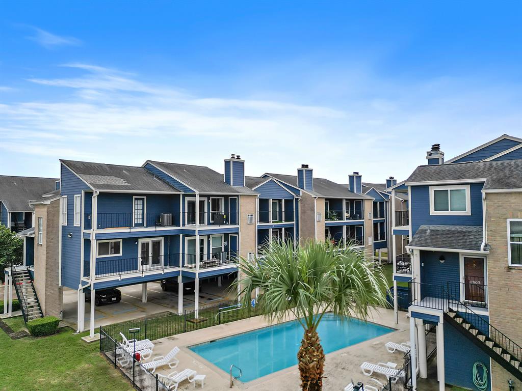 a view of a yard in front of house