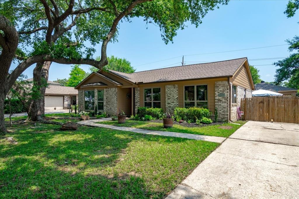 Honey Stop the Car. We have found our dream house.  This is an 1850sqft 3 bedroom, 2 car garage home.