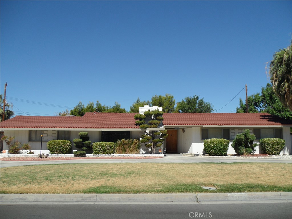 a view of a house with a yard and a fountain