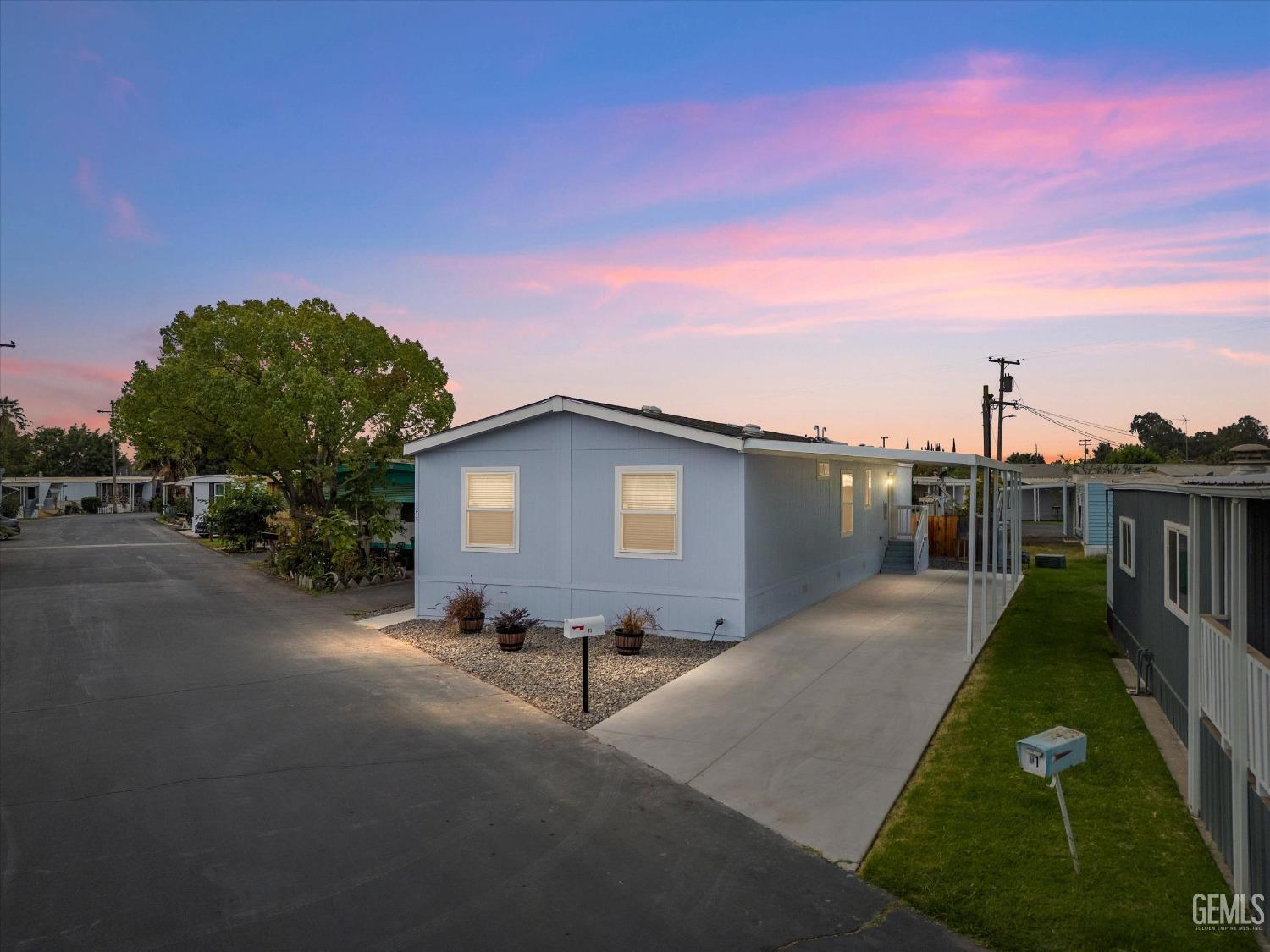 a view of a house with backyard