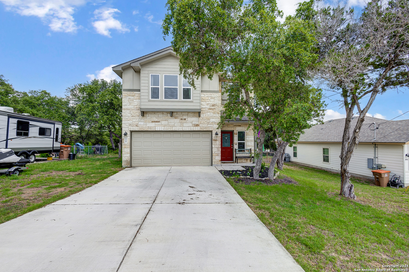 a view of a yard in front of house