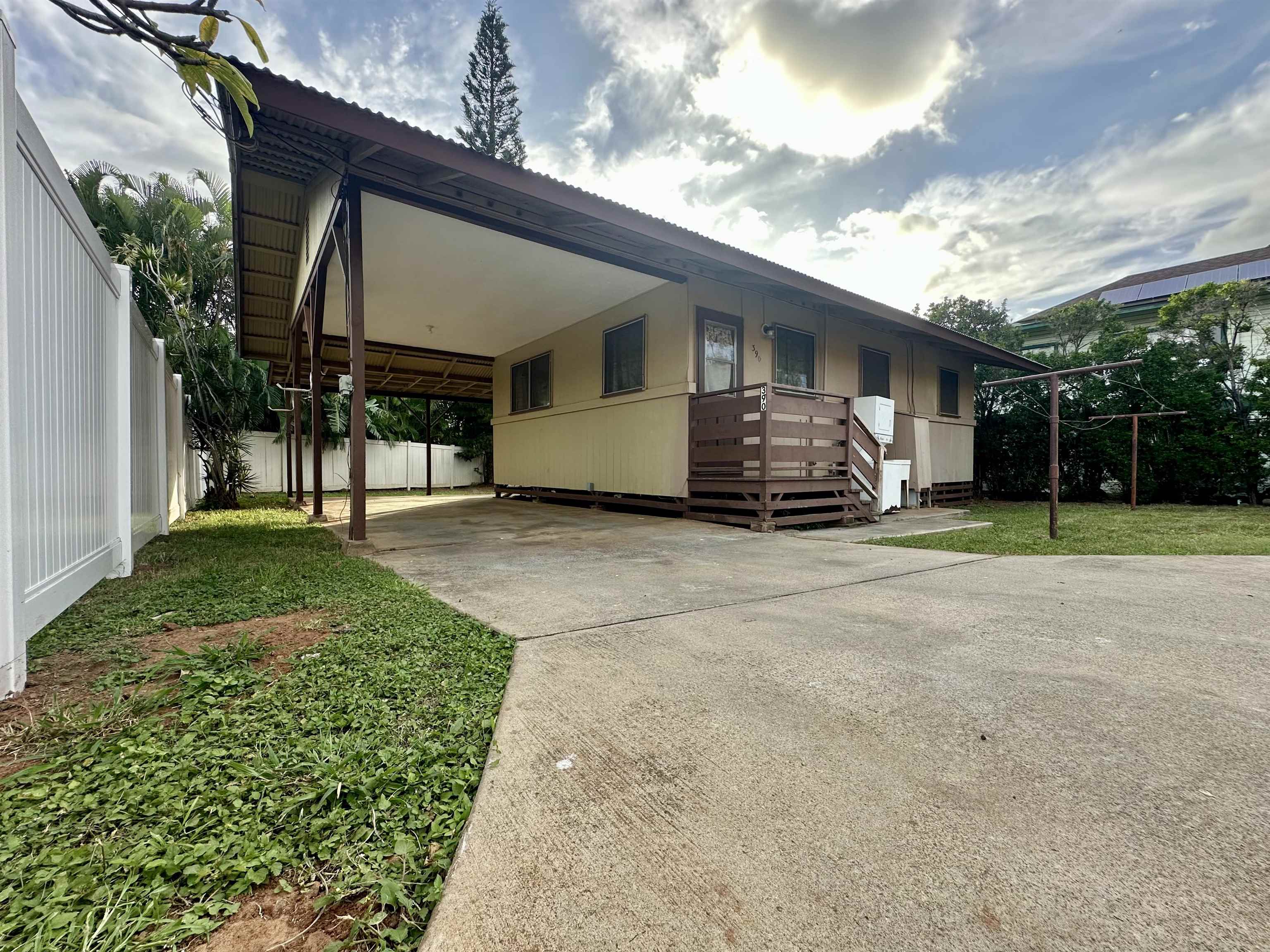 a view of a house with a yard