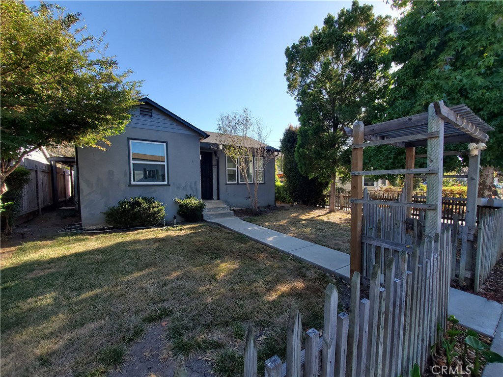 a view of a house with backyard and sitting area