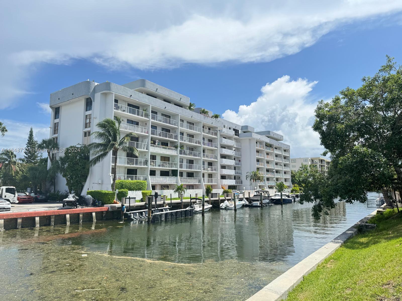 a view of houses with swimming pool and lake view