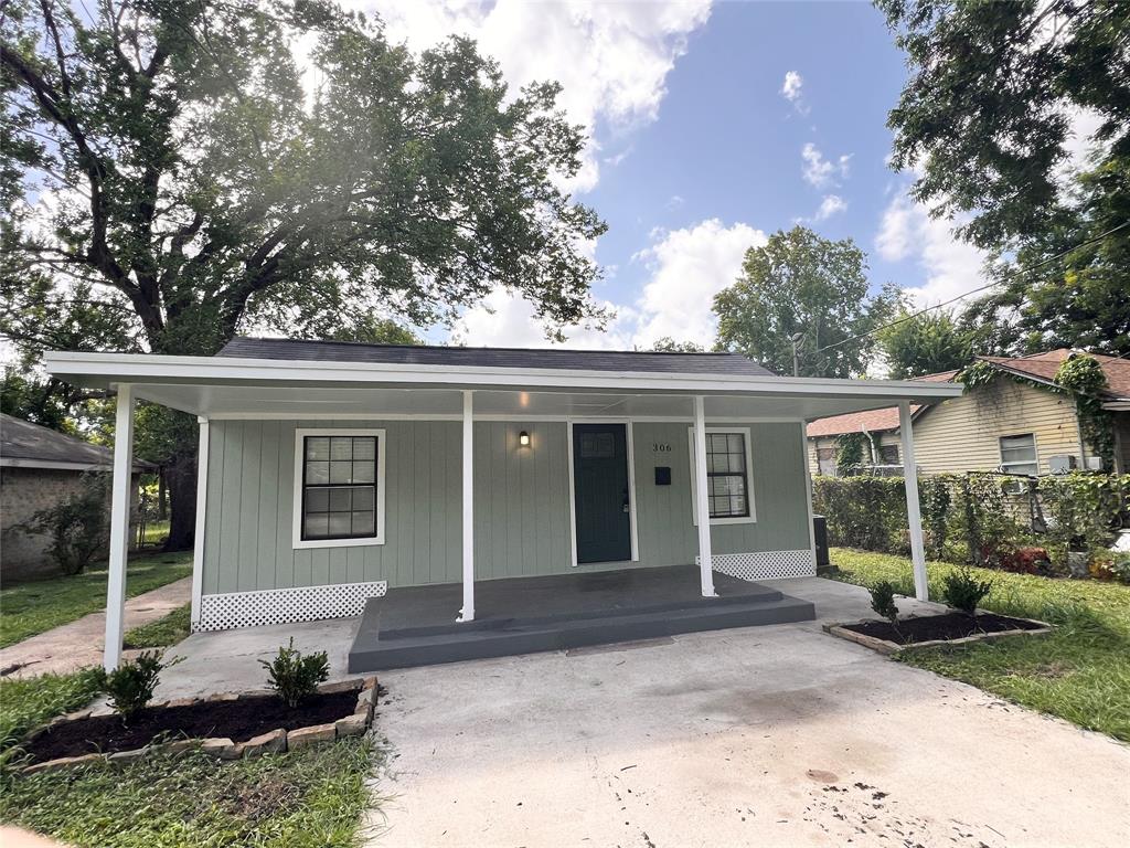 a view of a house with a backyard and a tree