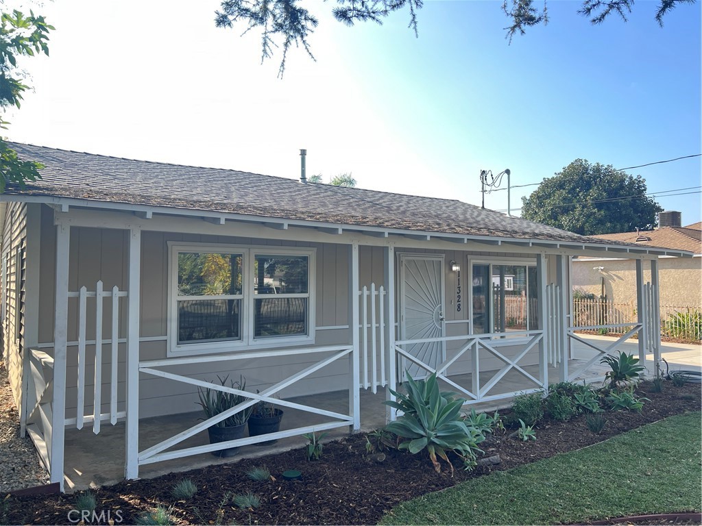 a view of a house with backyard and porch