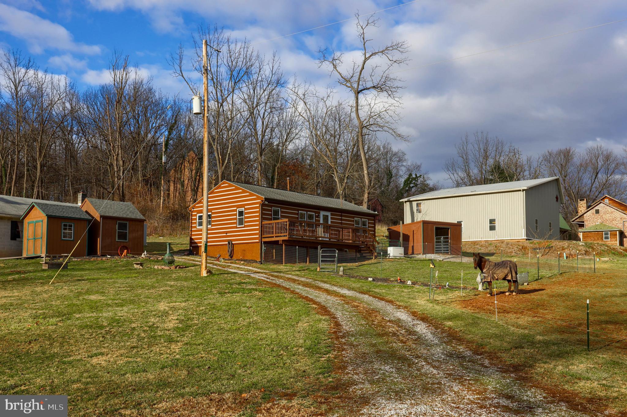 a view of a house with backyard