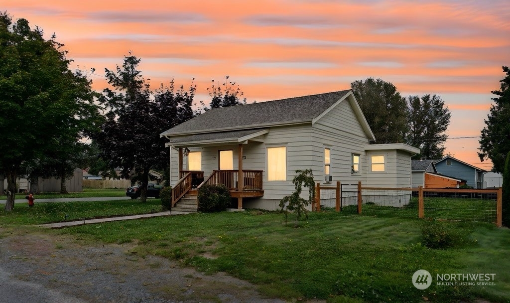 a view of a house with a backyard