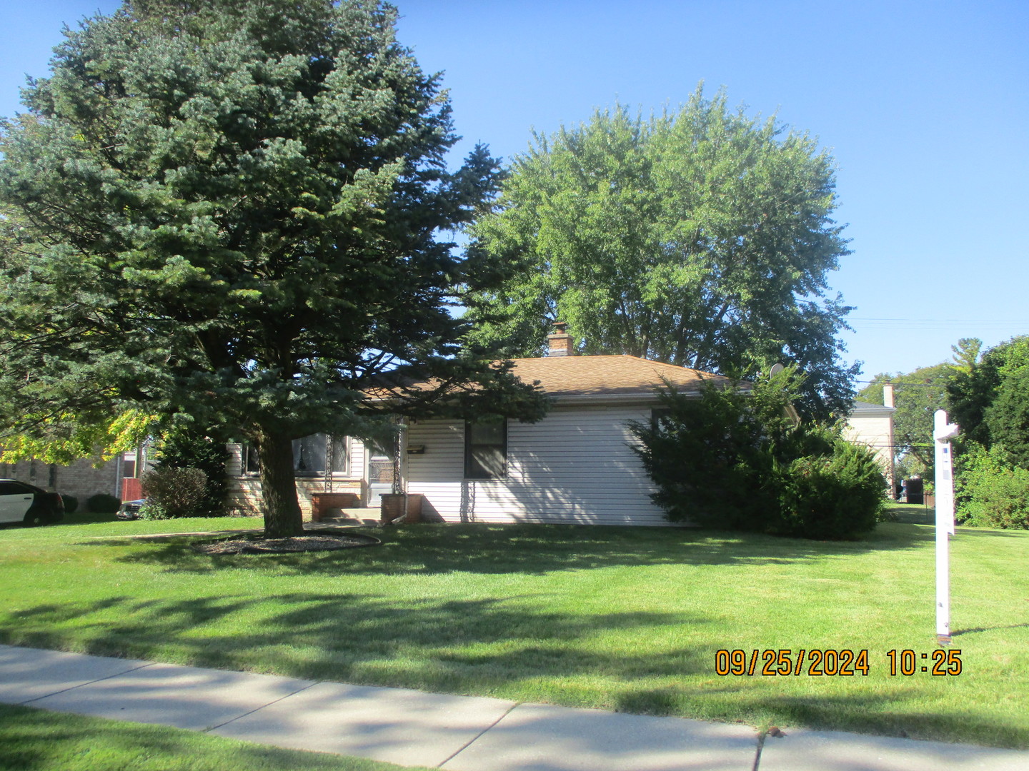 a view of a house with a yard