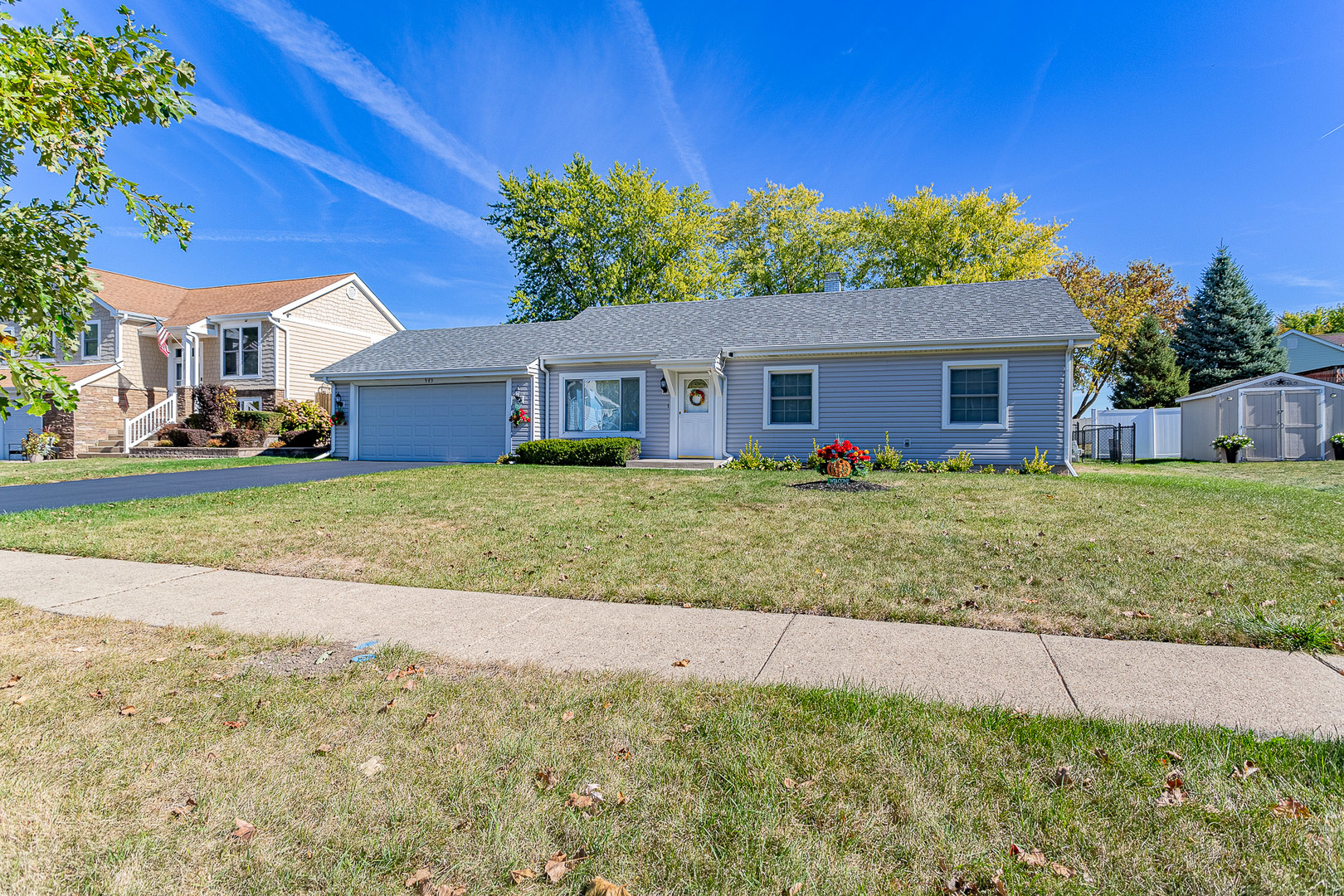 a view of a house with a yard