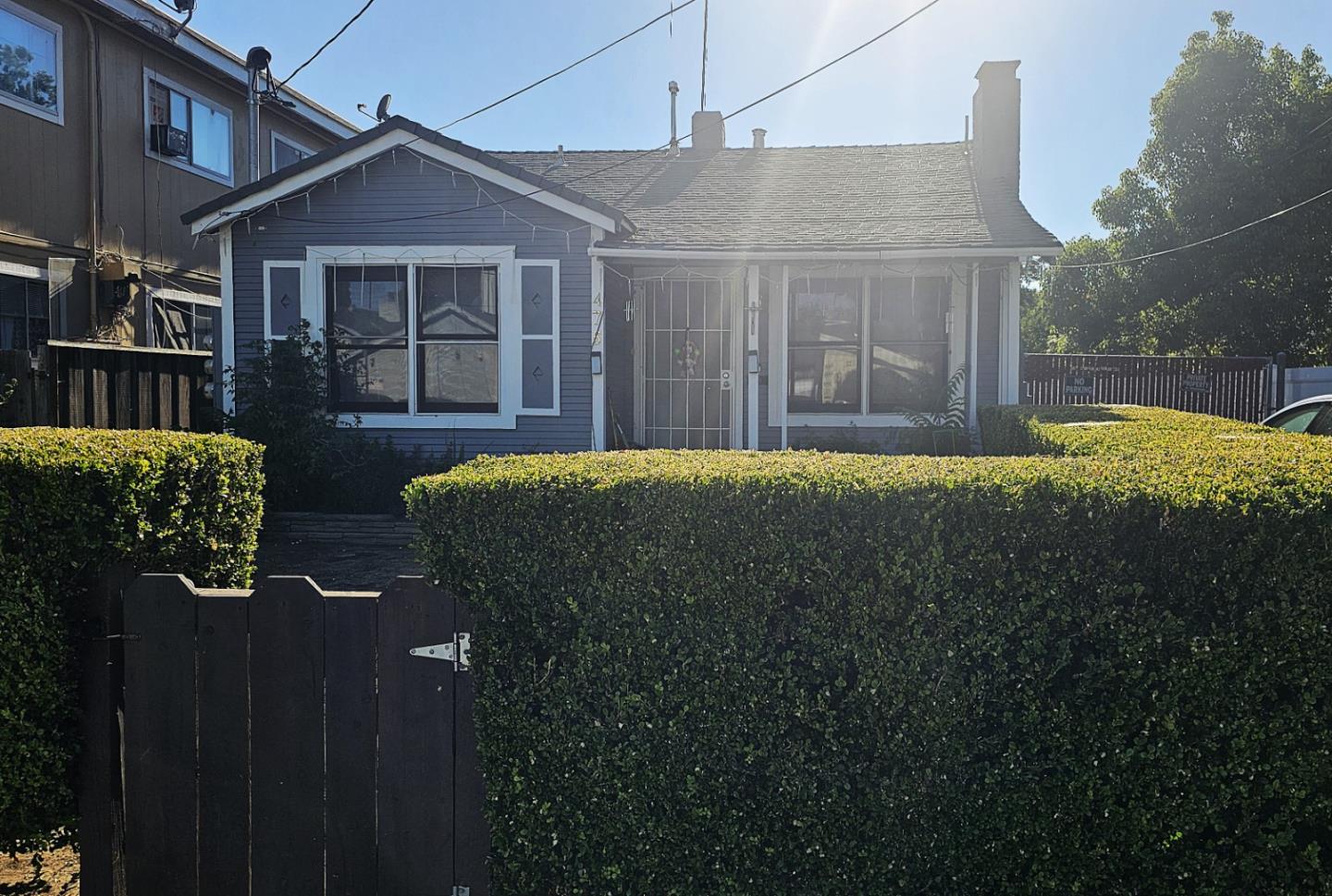 a view of a house with backyard and garden