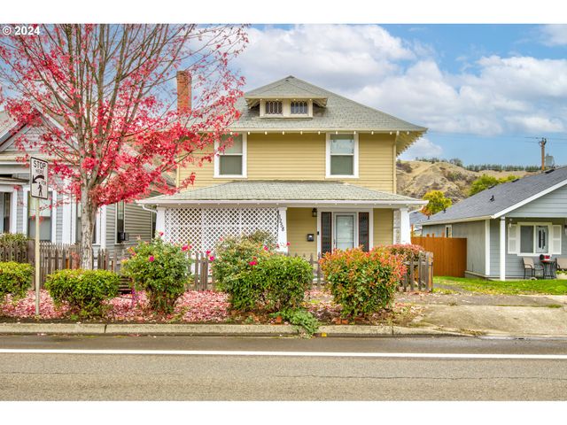 $400,000 | 1258 Southeast Pine Street | Heart of Roseburg