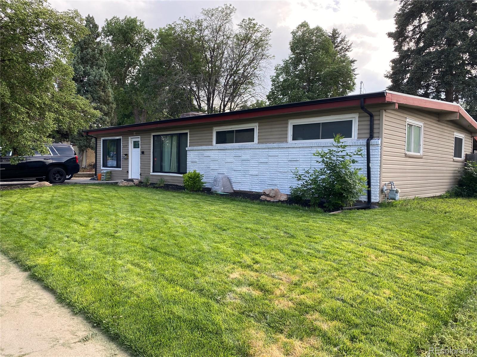 a view of a house with a yard