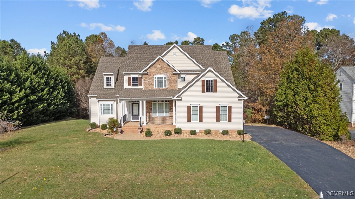 View of front facade featuring a front lawn and a