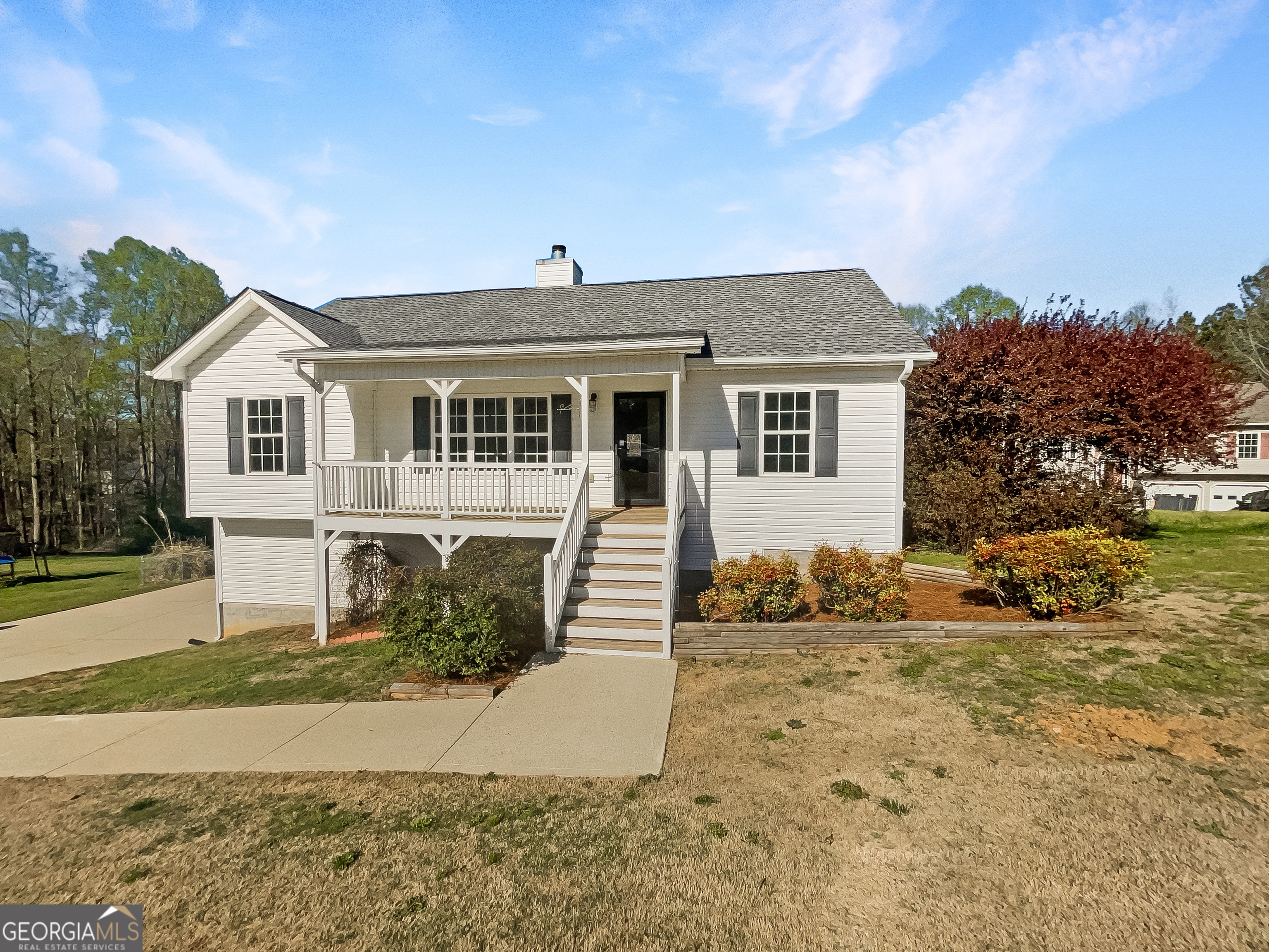 a view of a house with a yard