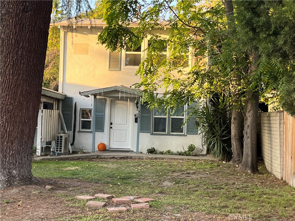 a view of a house with backyard