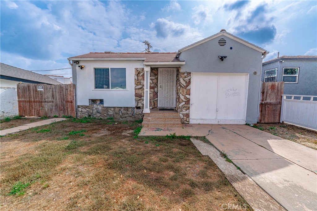 a view of a house with a yard and garage