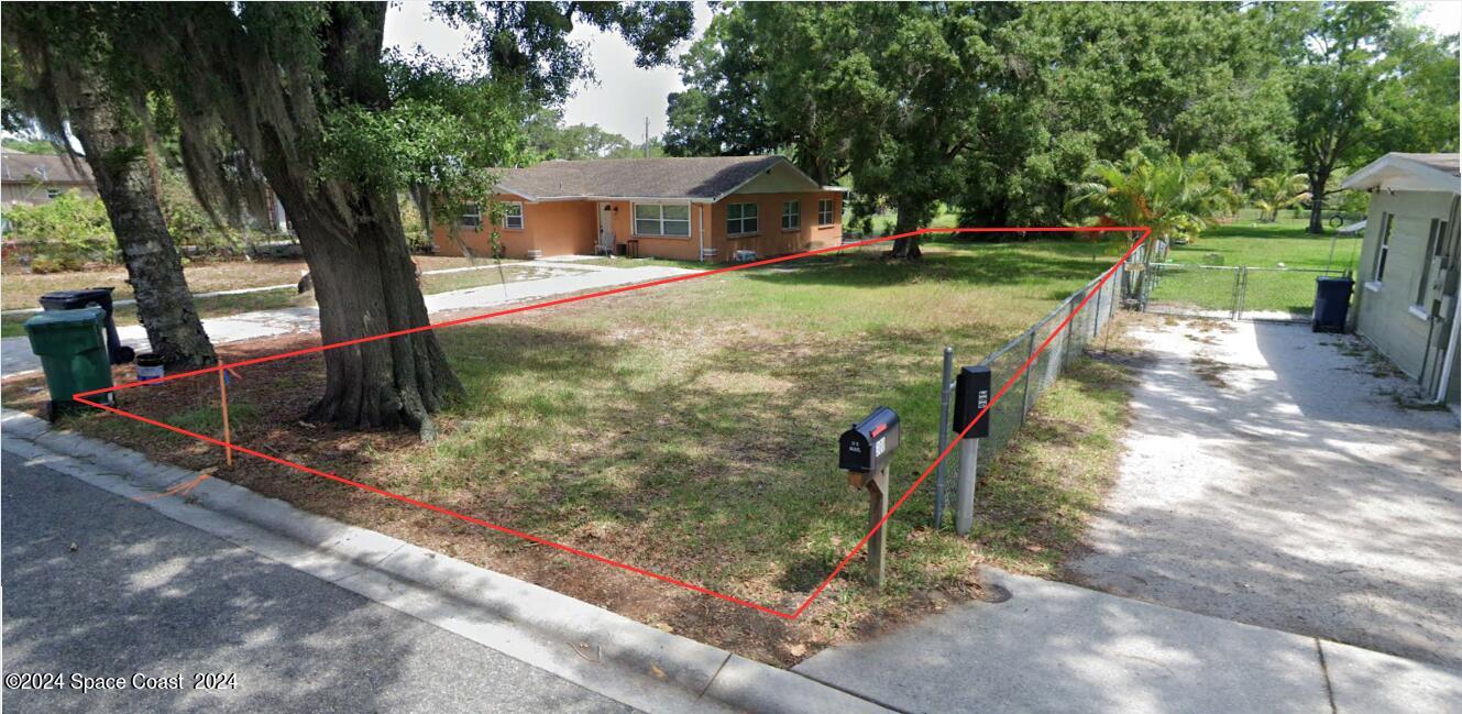 a view of a house with a yard