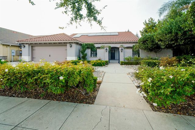 $575,000 | 1840 North Sanders Avenue | Clovis