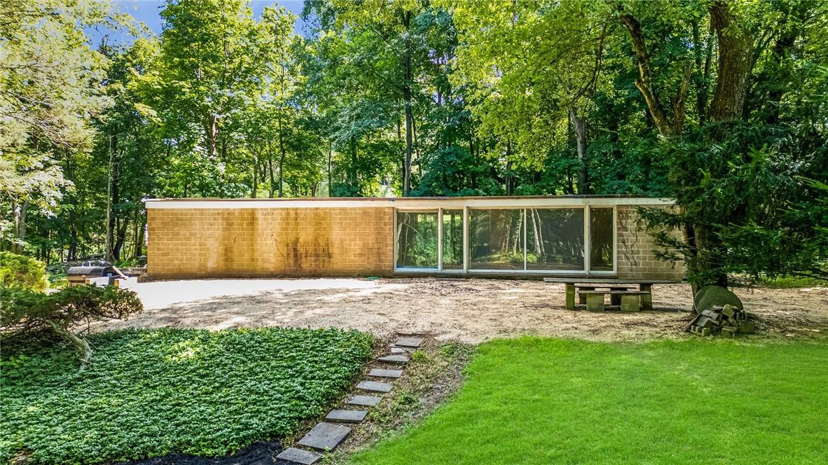 Philip Johnson's first home. Built circa 1946